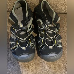 Keen mens h2 sandals size 7 or womans 8 black and yellow like new